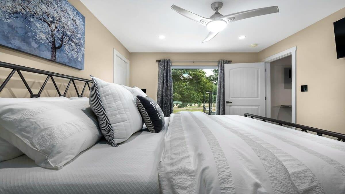 Blumenhaus Sleeps 6 Full Kitchen Plus Hot Tub Fredericksburg Exterior foto